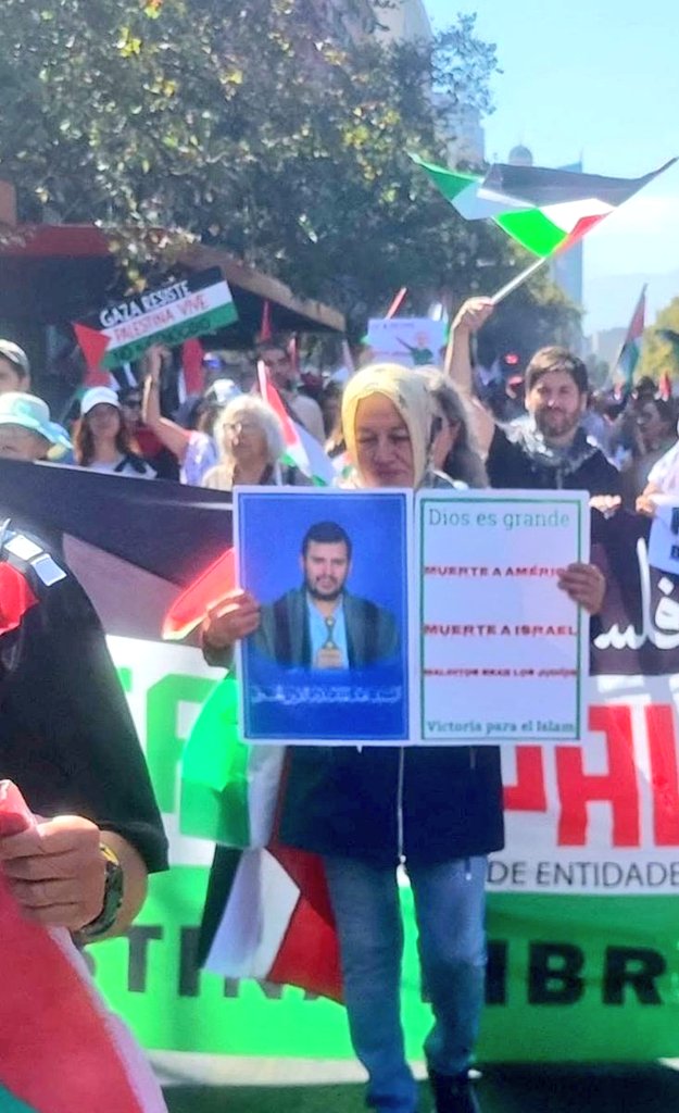 صورة قائد الأمة الإسلامية السيد القائد عبد الملك الحوثي وشعار الصرخة ترفع خلال مظاهرة حاشدة في اسبانيا مناصرة لغزة...