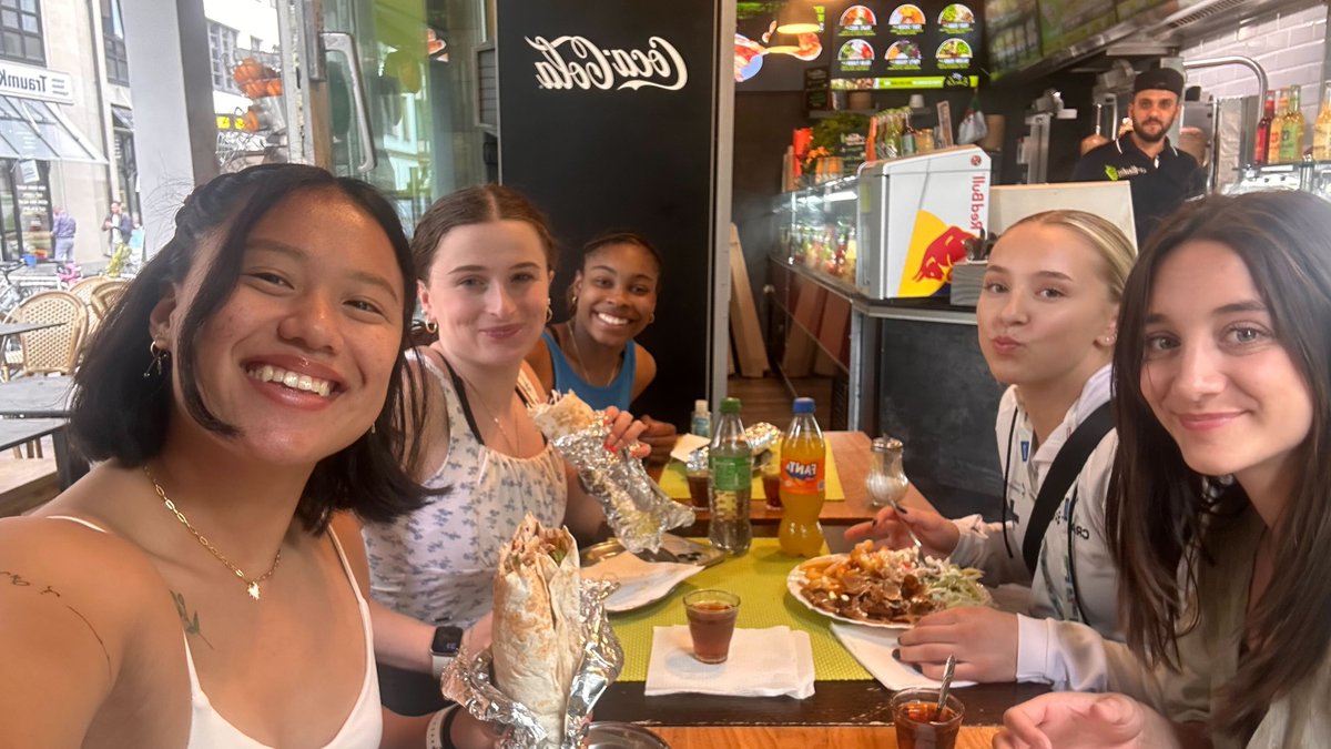 MizzouGym's tweet image. Tigers supporting Tigers 🤝
Helen Hu, Jocelyn Moore, Mara Titarsolej and Lisa Szeibert traveled out to Germany to cheer on Kaia Tanskanen at European Championships this week!
#MIZ 🐯