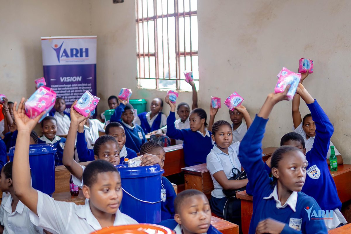 jshumbusho45's tweet photo. #MakokiYaMwasi : Avec l’appui financier de @IpasRDC, @yarhdrc a organisé une activité de sensibilisation sur l’hygiène menstruelle et la distribution de kit de didgnité à l’école la franchise à #Bukavu 
#BrisonsLeSilence25
#YarhEtNenstruations https://t.co/CbZYDTAfwA