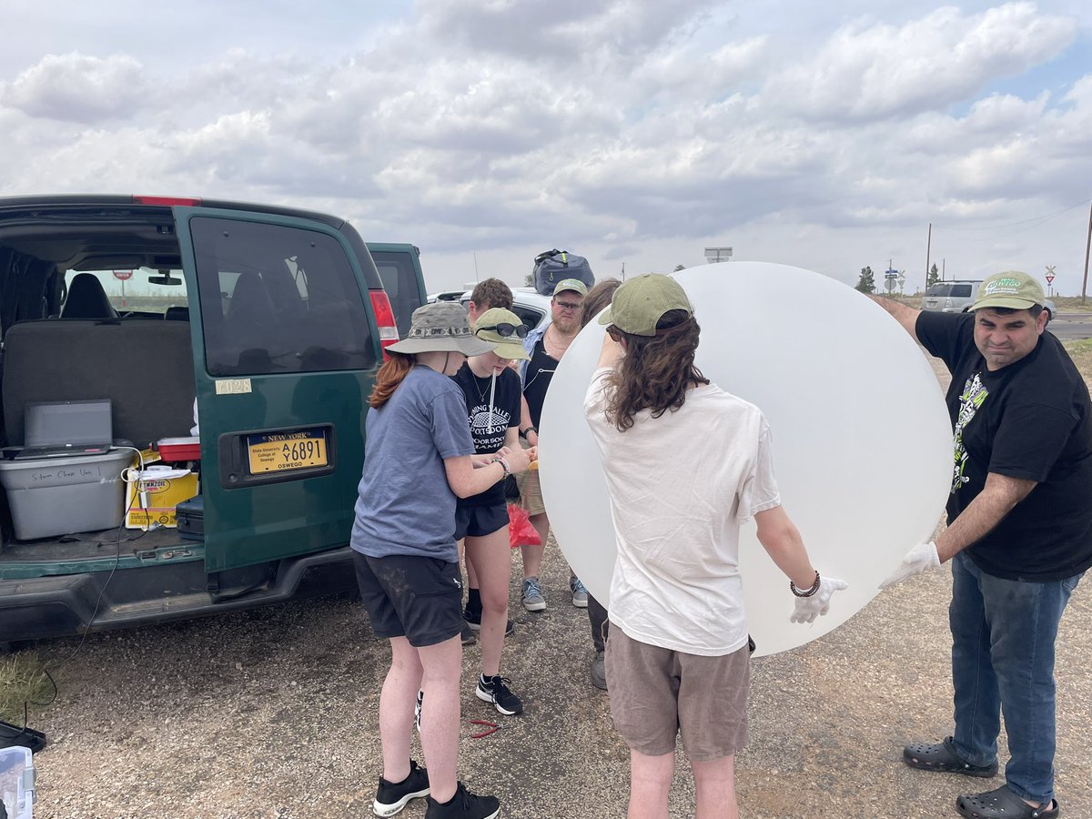 OswegoChasers's tweet photo. Our first radiosonde launch just a few moments ago in Wolffoth, TX just southwest of Lubbock #WXtx https://t.co/29OFnjBDgW