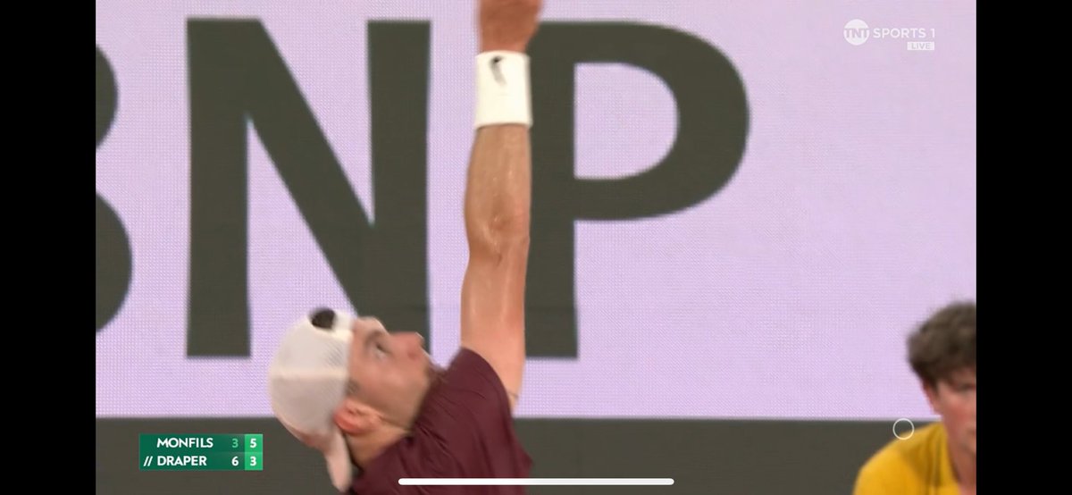 gharrypratt's tweet photo. Draper got to ride this Monfils storm. Toughest of challenges but should be fine - even if loses this second set. Best of five! French Open https://t.co/FND9cYFMg4