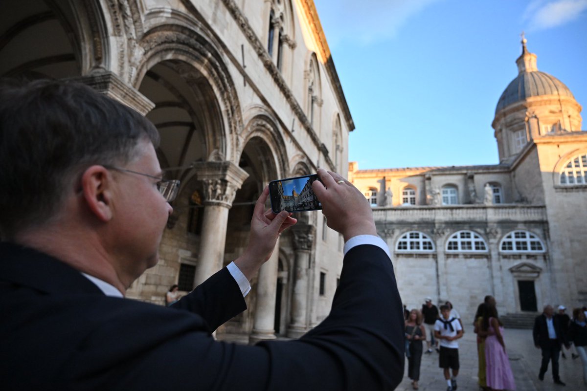 U povijesnom ambijentu <a href="/Grad_Dubrovnik/">Grad Dubrovnik</a> u #KneževDvor, u društvu <a href="/KGeorgieva/">Kristalina Georgieva</a> <a href="/IMFNews/">IMF</a> <a href="/TeresaCzerwnska/">Teresa Czerwińska</a> <a href="/EIB/">European Investment Bank</a> i guvernera <a href="/HNB_HR/">Hrvatska narodna banka</a> Borisa Vujčića, povjerenik <a href="/VDombrovskis/">Valdis Dombrovskis</a> poslušao je sjajne solističke izvedbe nekih od najvećih svjetskih glazbenih klasika.