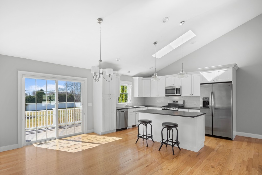 gustavewhite's tweet photo. Newly Priced 
⁠
5 Thelma Lane, Unit 5 | Middletown, RI⁠
2 Beds | 2.5 Baths | 2,312 Sq Ft.⁠
$685,000 | Represented by Kate Kirby Greenman
&amp; Michelle Kirby⁠
⁠
https://t.co/L9Mai2Czf7 https://t.co/AVlGapMlcj