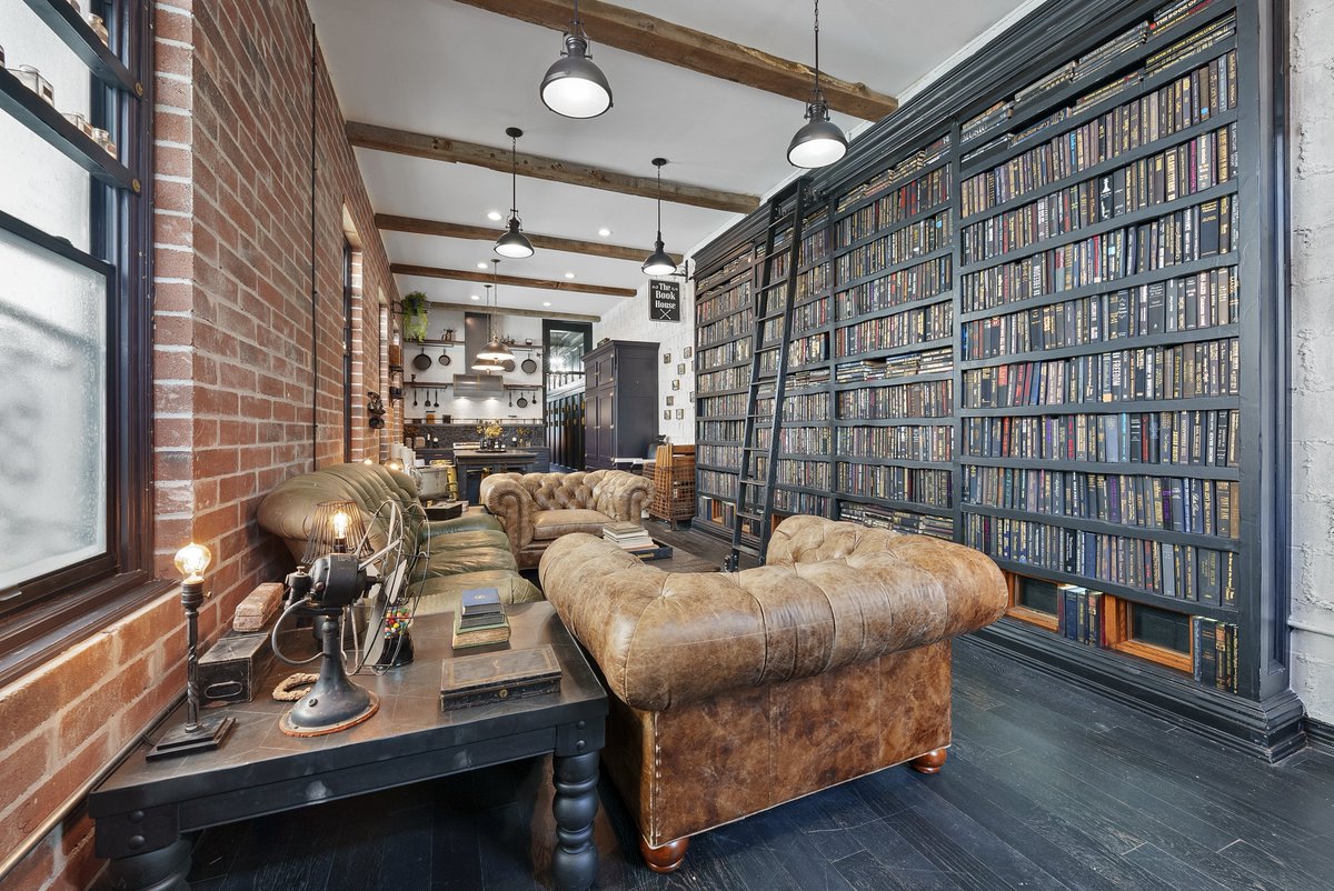 zillowgonewild's tweet photo. 📚🏡 https://t.co/in6p4kR1G0