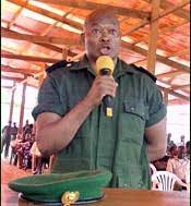L'affaire Constant Mutamba ravive le souvenir d'une autre page sombre de notre Histoire, celle du tristement célèbre Colonel Charles Alamba, que les moins de 30 ans ne connaissent peut-être pas.

Entre 1999 et 2001, le Colonel Charles Alamba incarnait la terreur judiciaire de la