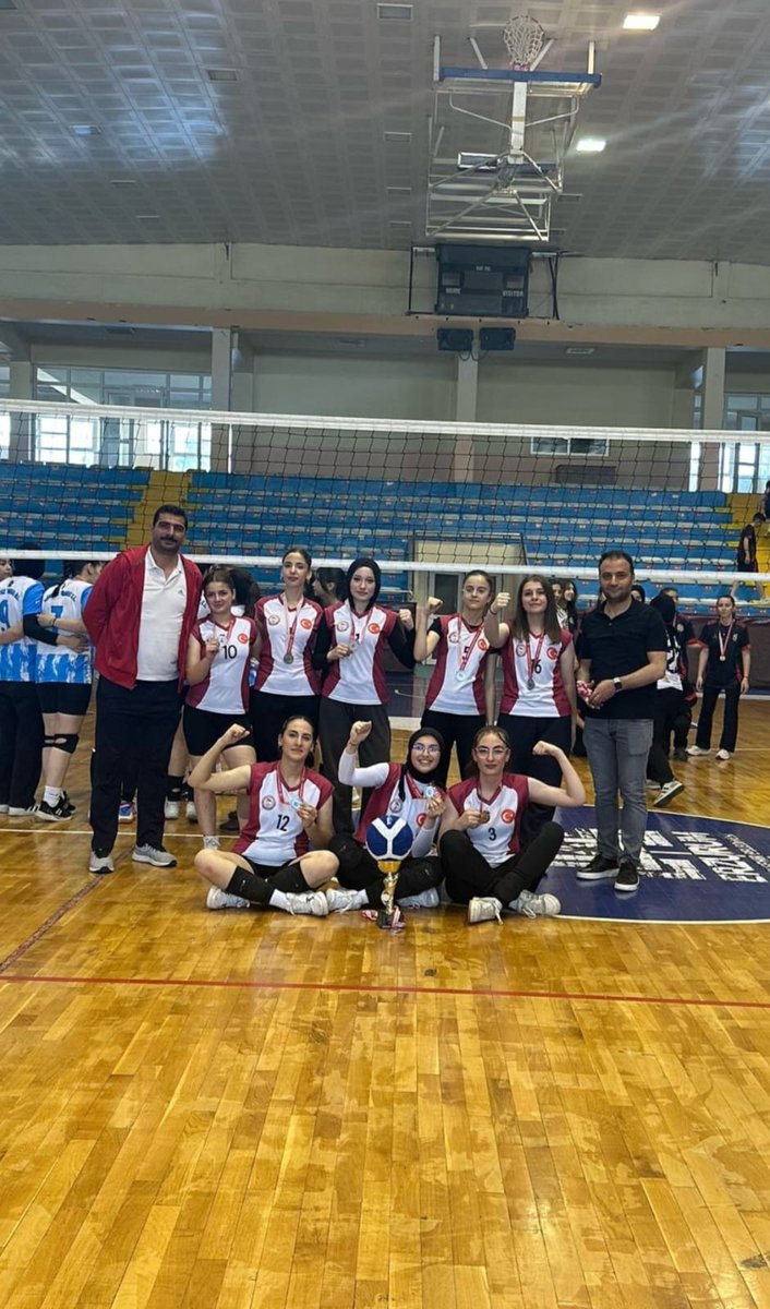 🏆Kızlarımız Erzurum 2️⃣.si oldular. 
Kız öğrencilerimiz 28 takımın katıldığı Liseler Arası İl Voleybol Turnuvası'nda 2.oldular. Öğrencilerimizi ve emek veren öğretmenlerimizi Polat Meral ile Ufukan Bağaçlı'yı tebrik ederiz.
<a href="/Yakutiyemem/">YAKUTİYE İLÇE MEM</a>
<a href="/AGazioglu25/">Abdurrahman GAZİOĞLU</a>
