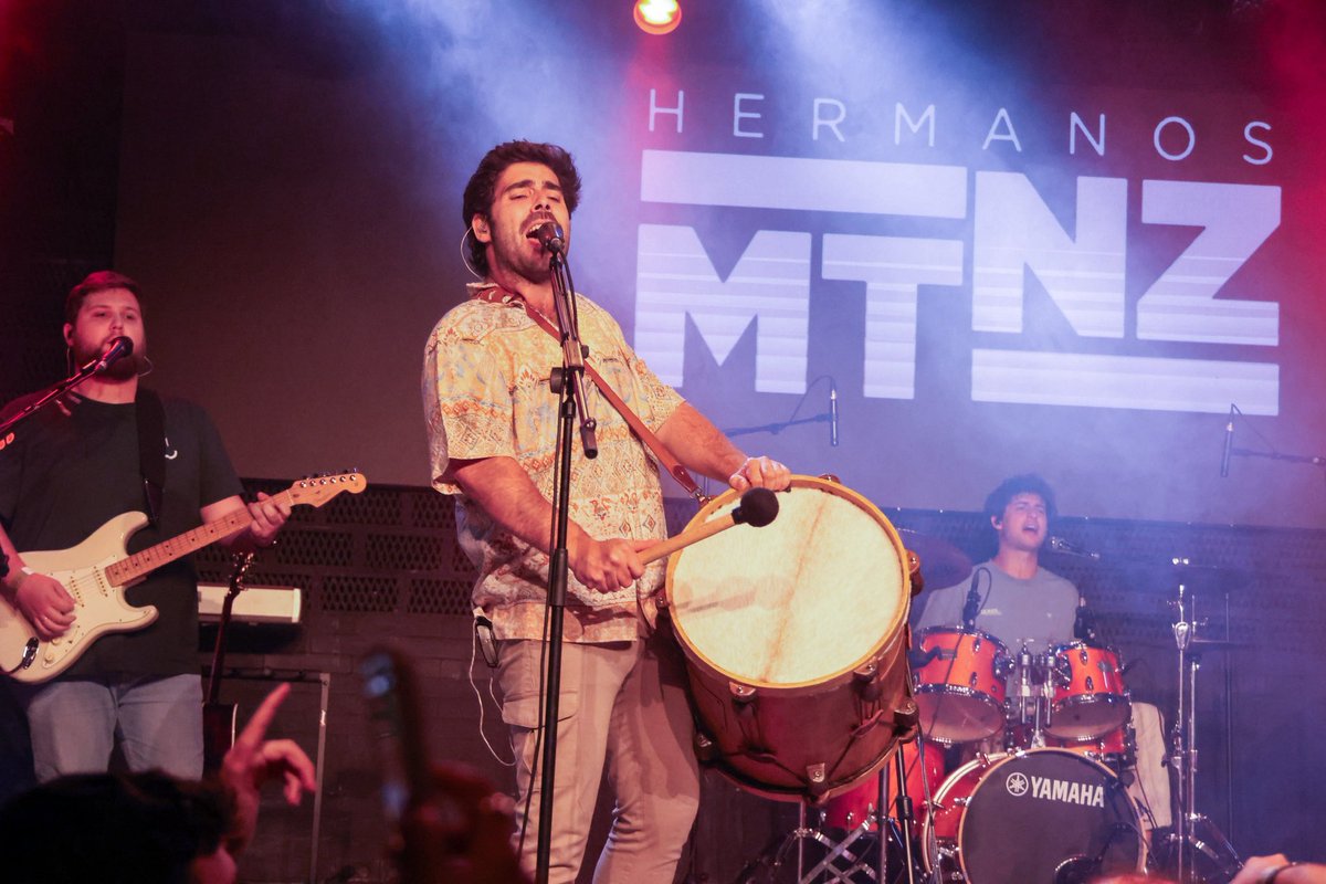 Tres mesos després de la publicació del seu àlbum "Súbete el volumen", el grup madrileny Hermanos Martínez ens ha regalat aquesta nit un concert enèrgic de presentació a la Sala Bikini de Barcelona! 

📸: <a href="/MartaIllaFoto/">Marta Illa Gutierrez</a>