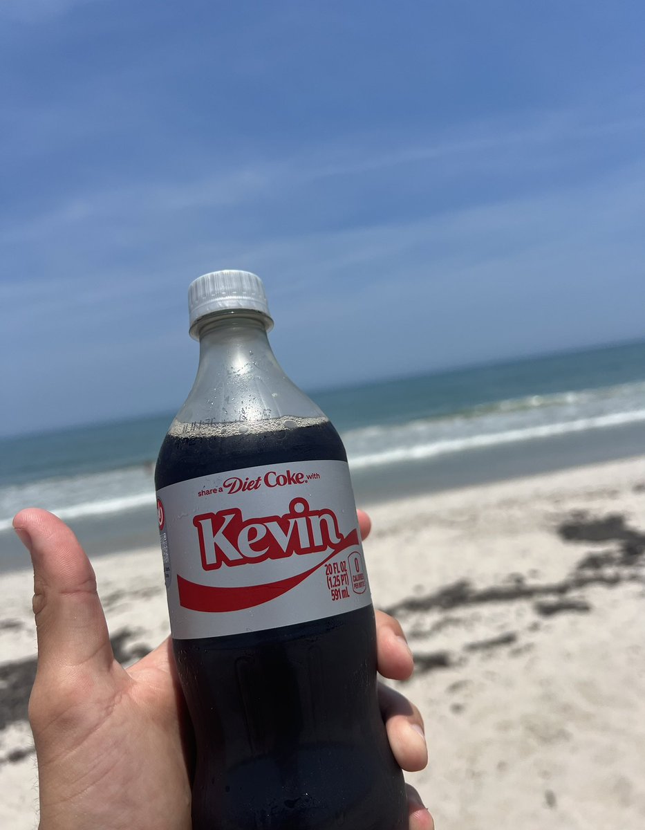 ubaruu's tweet photo. Sipping on that Kevin Framed Today #HiKevin https://t.co/m3OwLnQKLx