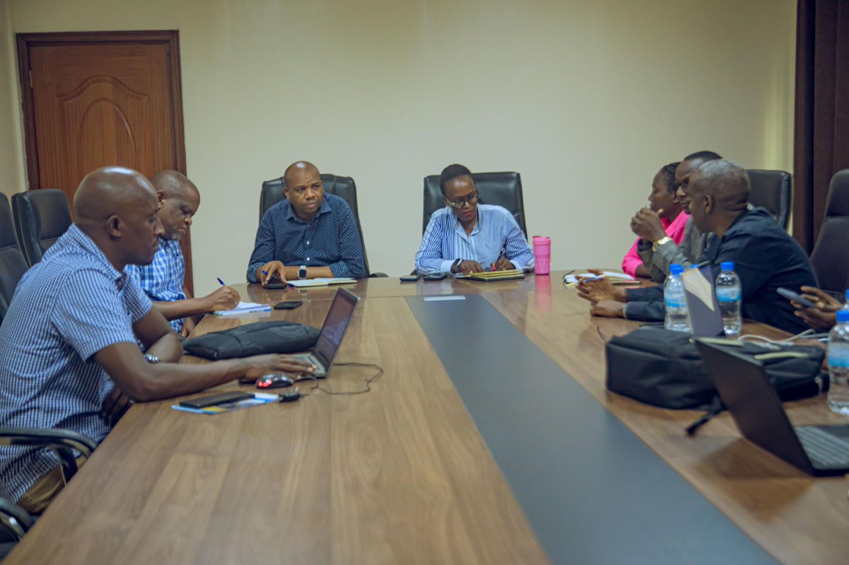 Kayonza District (@kayonzadistrict) on Twitter photo Uyu munsi, Visi Meya Munganyinka Hope, yakiriye itsinda ry’abakozi ba <a href="/reg_rwanda/">Rwanda Energy Group</a> bari kumwe na rwiyemezamirimo #LTC uzageza amashanyarazi mu Mirenge ya Kabare, Nyamirama, Ruramira na Gahini, muri gahunda ya "Amashanyarazi kuri bose". izatuma abaturage bose bagezwaho umuriro. Uyu munsi, Visi Meya Munganyinka Hope, yakiriye itsinda ry’abakozi ba <a href="/reg_rwanda/">Rwanda Energy Group</a> bari kumwe na rwiyemezamirimo #LTC uzageza amashanyarazi mu Mirenge ya Kabare, Nyamirama, Ruramira na Gahini, muri gahunda ya "Amashanyarazi kuri bose". izatuma abaturage bose bagezwaho umuriro.