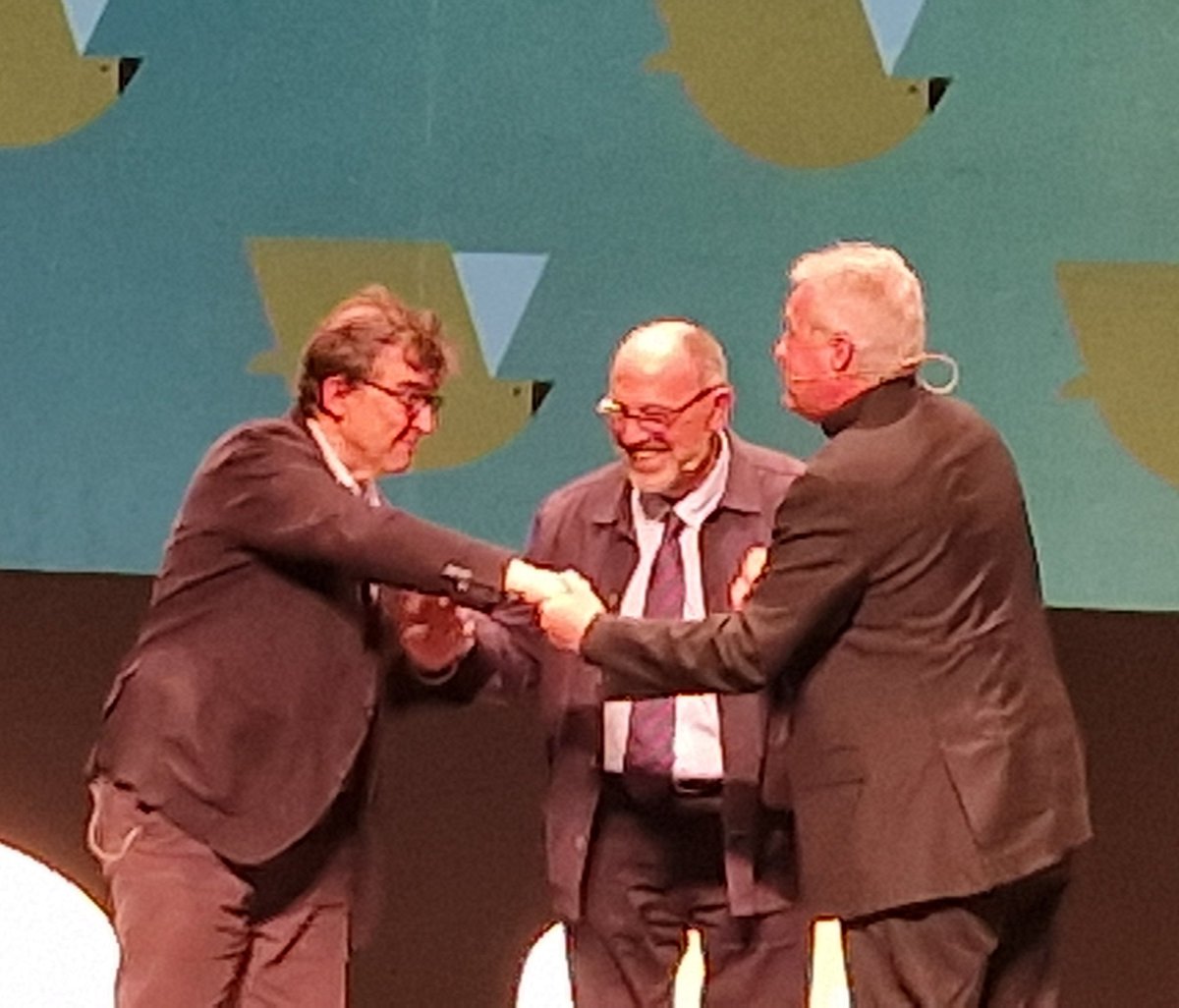 Un lujo poder asistir a la presentación de la #FeriadelLibro 📚 de #Burgos con la participación de Javier Cercas. Una aproximación a su nueva publicación en la que ha contando con la estimable participación del arzobispo de Burgos, Mario Iceta <a href="/archiburgos/">Archidiócesis de Burgos</a>, y <a href="/Jmyudego/">José María Yudego</a>.

Enormes.