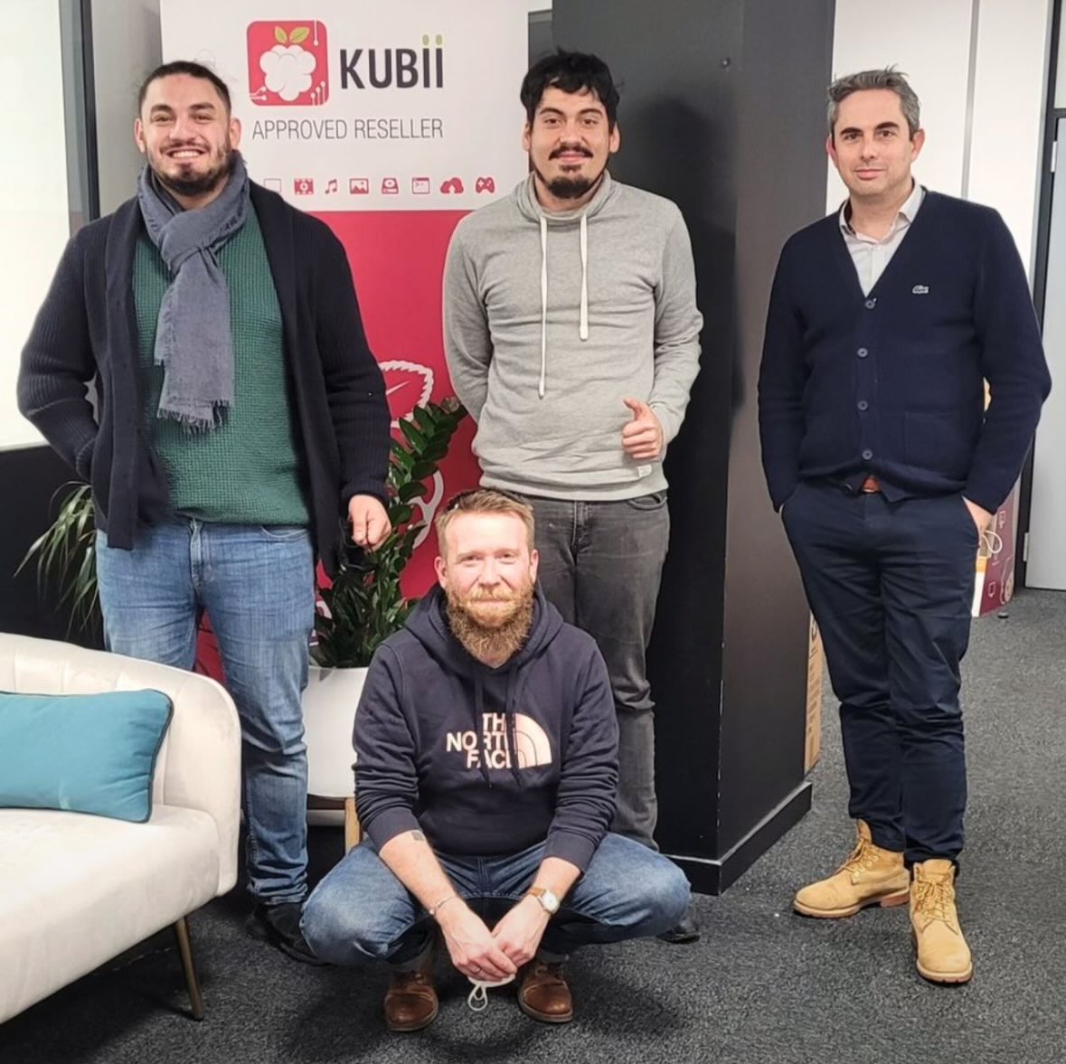 AutonaBee tweet media