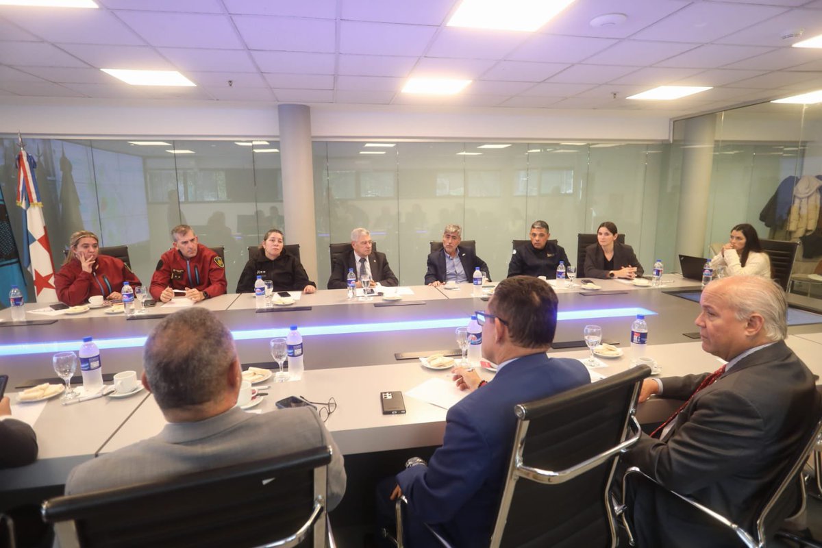 El ministro Horacio Giménez recibió a <a href="/frankabregom/">Frank Abrego</a>, ministro de Seguridad de Panamá, para compartir el modelo de seguridad de la Ciudad de Buenos Aires.
Un encuentro de cooperación para construir ciudades más seguras. 🇦🇷🤝🇵🇦
