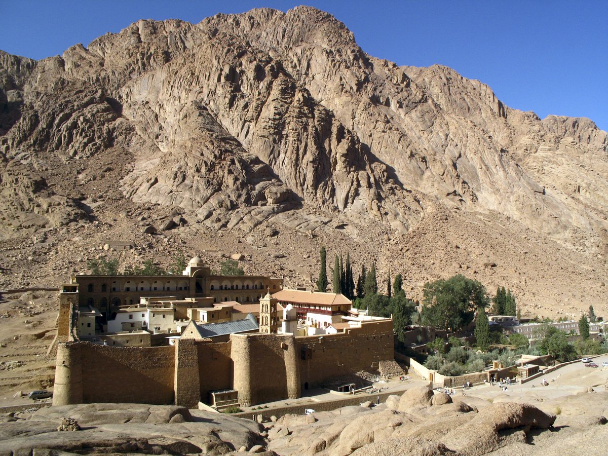 The world’s oldest Christian monastery, St. Catherine’s in Sinai (1,500 years old), is at risk of closure. 🇪🇬 An Egyptian court has ordered its property seized, monks evicted, and the sacred site turned into a museum, despite promises to protect its Greek Orthodox heritage. 🕊️