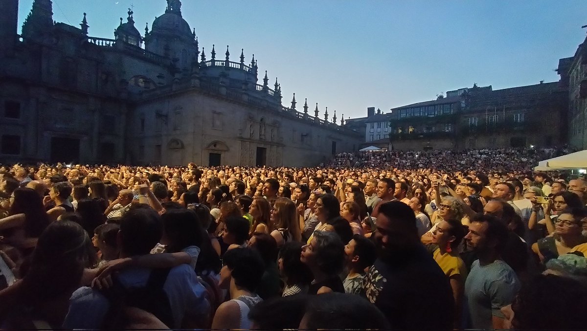 Antón Escuredo (@anton_escuredo) on Twitter photo Nunca antes vira a praza da Quintana como hoxe na Ascensión para ver as <a href="/tanxugueiras/">T A N X U G U E I R A S</a> . Parabéns ao Concello de Santiago por esta noite máxica. E que veñan moitas máis! Nunca antes vira a praza da Quintana como hoxe na Ascensión para ver as <a href="/tanxugueiras/">T A N X U G U E I R A S</a> . Parabéns ao Concello de Santiago por esta noite máxica. E que veñan moitas máis!