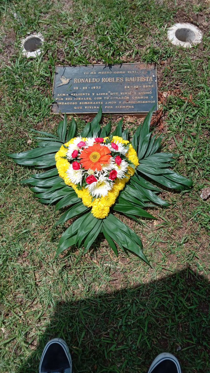 cmoralesmonzon's tweet photo. Hoy mi esposa hizo un recorrido que siempre hacemos juntos  por el trabajo, no pude acompañarla. Visitó a amigos y familiares que ya partieron al descanso eterno y cuyas moradas se reparten entre el cementerio General y Las Flores. https://t.co/7VTod7Hvm6