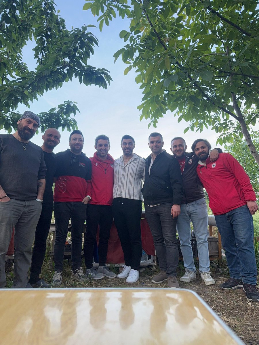 KoksalCeyhun's tweet photo. Her zaman omuz omuza,
Fotoğrafta bir eksik cennette bir fazla
#MahmutBaylan https://t.co/HhC5rpmDzP