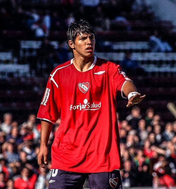 Es increíble como te viven exponiendo y dejando mal parado, ojalá algún día tu nombre sea mala palabra en el club. No solo faltaste a tu palabra, sino nos faltaste el respeto años, metiendo a tus hermanos y apareciendo cual oportunista para querer privatizar el club. Rata.