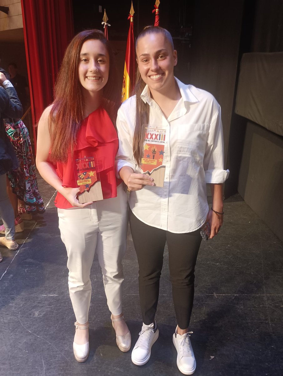 La XXXIII Gala del Deporte de Puertollano ha premiado a <a href="/ElenaAcevedoJ11/">Elena Acevedo</a> como la mejor futsalera del año en la ciudad y a Sara González como la mejor promesa.

Si ya os decimos que tenemos a las mejores, pero no nos hacéis caso... 😏

🥳🙌 ¡Enhorabuena, chicas!