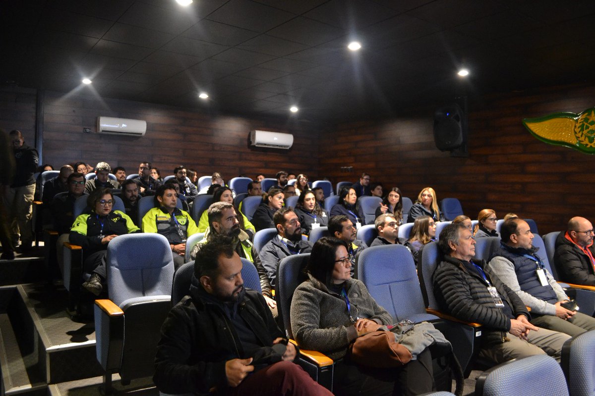 Zofsecar's tweet image. Carabineros de la Prefectura Aérea junto a UMOCAR, realiza la última jornada del seminario de "Evacuaciones Aeromédicas y Seguridad en Acceso a Aeronaves", con la participación de la DGAC y diversas entidades del área de la salud. 
#AeronáuticaPolicial #Carabineros #DGAC