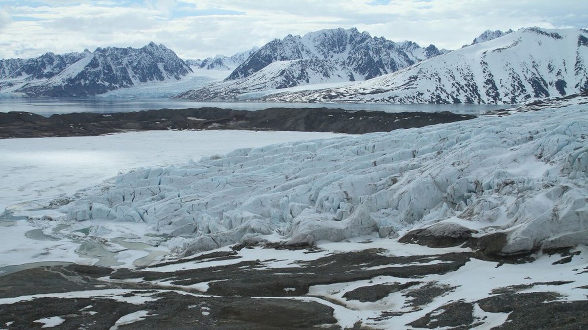 Les glaciers sont plus vulnérables au réchauffement climatique que prévu, alerte une étude
➡️ l.franceinfo.fr/kg