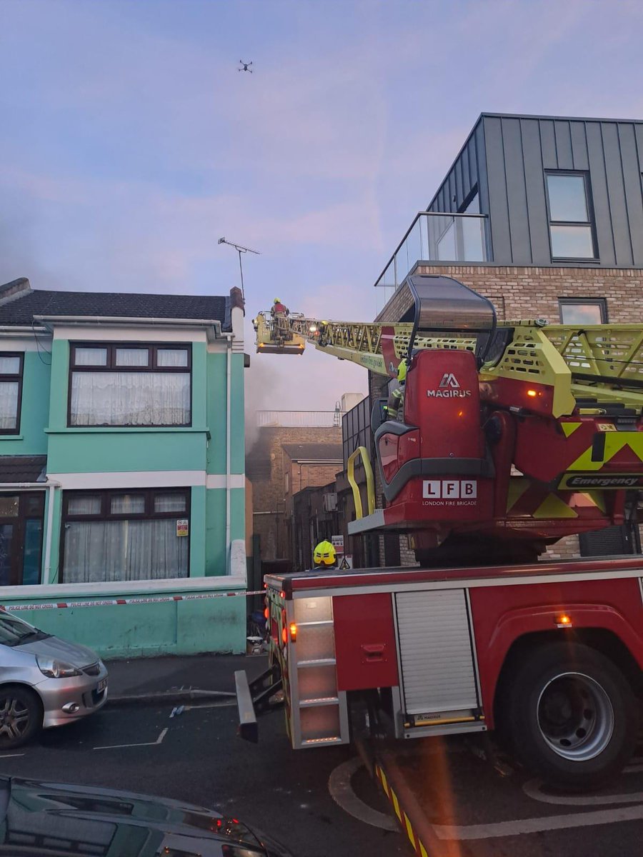 Firefighters are working hard to contain the fire at a shop with dwellings above in #EastHam. 

Half of the ground floor and a small part of the first floor remain alight.

Please continue to avoid the area if you can.

More information - london-fire.gov.uk/incidents/2025…