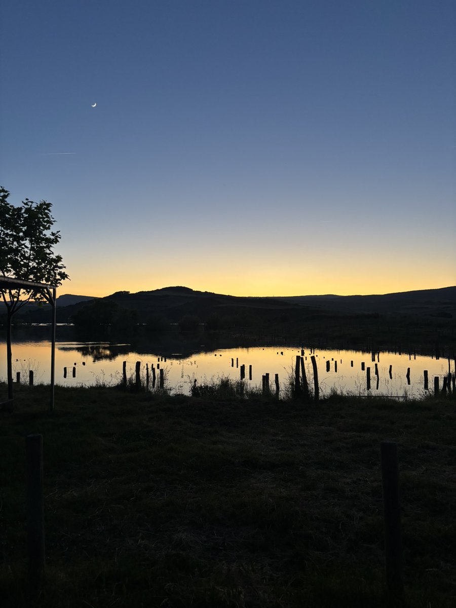 RIOJATORMENTAS's tweet photo. Espectacular atardecer este Jueves en el Embalse de #Alloz capacidad al 100% que permite andar sobre el agua 💦 #Navarra https://t.co/lvg9tn0jx6