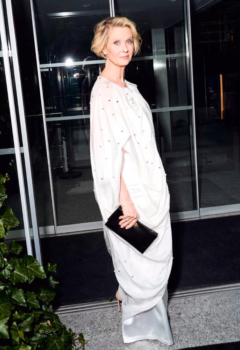 And just like that… Cynthia Nixon is wearing Ukrainian label Bevza for the launch of the latest season. 😎🇺🇦