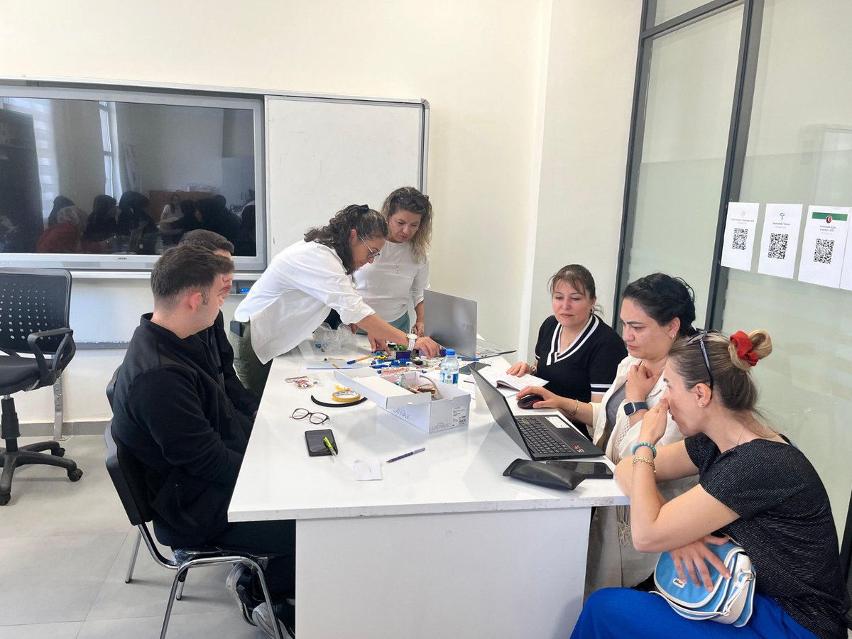 Geleceği şekillendirecek genç fikirleri desteklemek amacıyla İlçemizde Genç AR-GE Birimi kuruldu. Eğitim kurumlarıyla iş birliği içinde faaliyet gösterecek bu yeni yapı; gençlerin bilimsel düşünme, proje üretme ve girişimcilik alanlarında aktif rol almalarını hedefliyor.