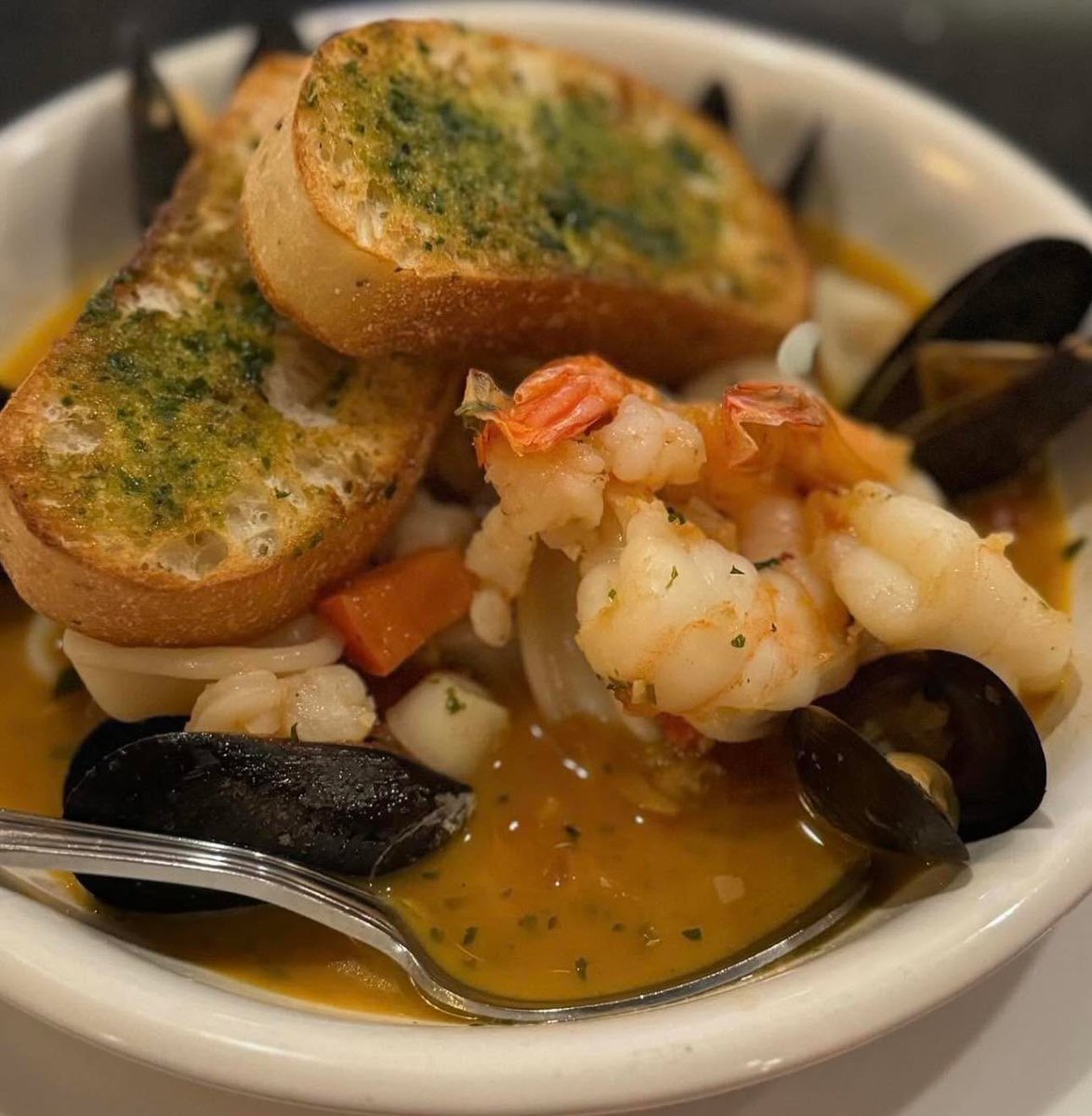 At my restaurants, we never settle for ordinary. Every mouthwatering bite of our frutti di mare is a taste of the ocean’s finest! 🤩 linktr.ee/cheffeker