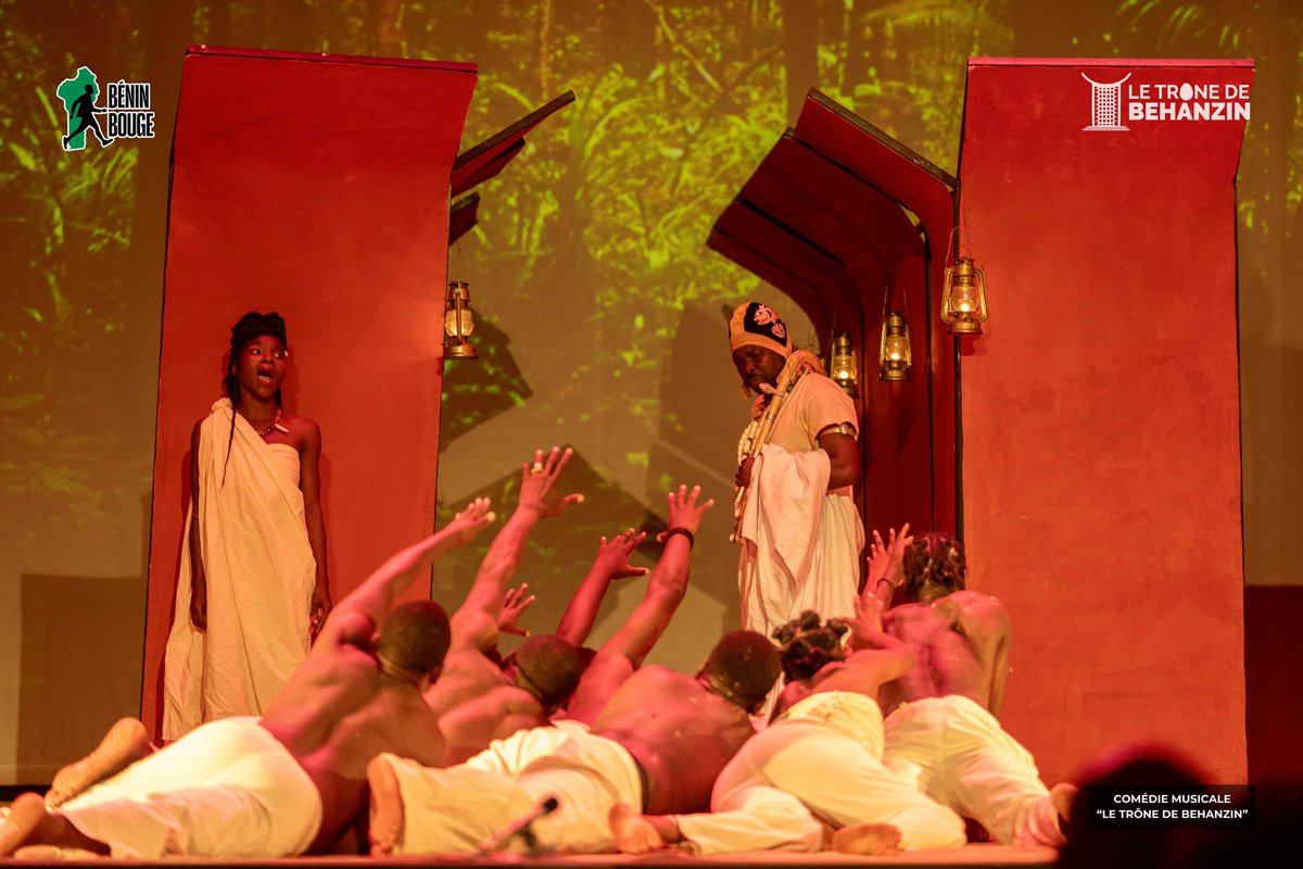 Les Béninois qui regardent leur jeudi chômé et pluvieux s’en aller… 🤣

#LeTroneDeBehanzin 🇧🇯