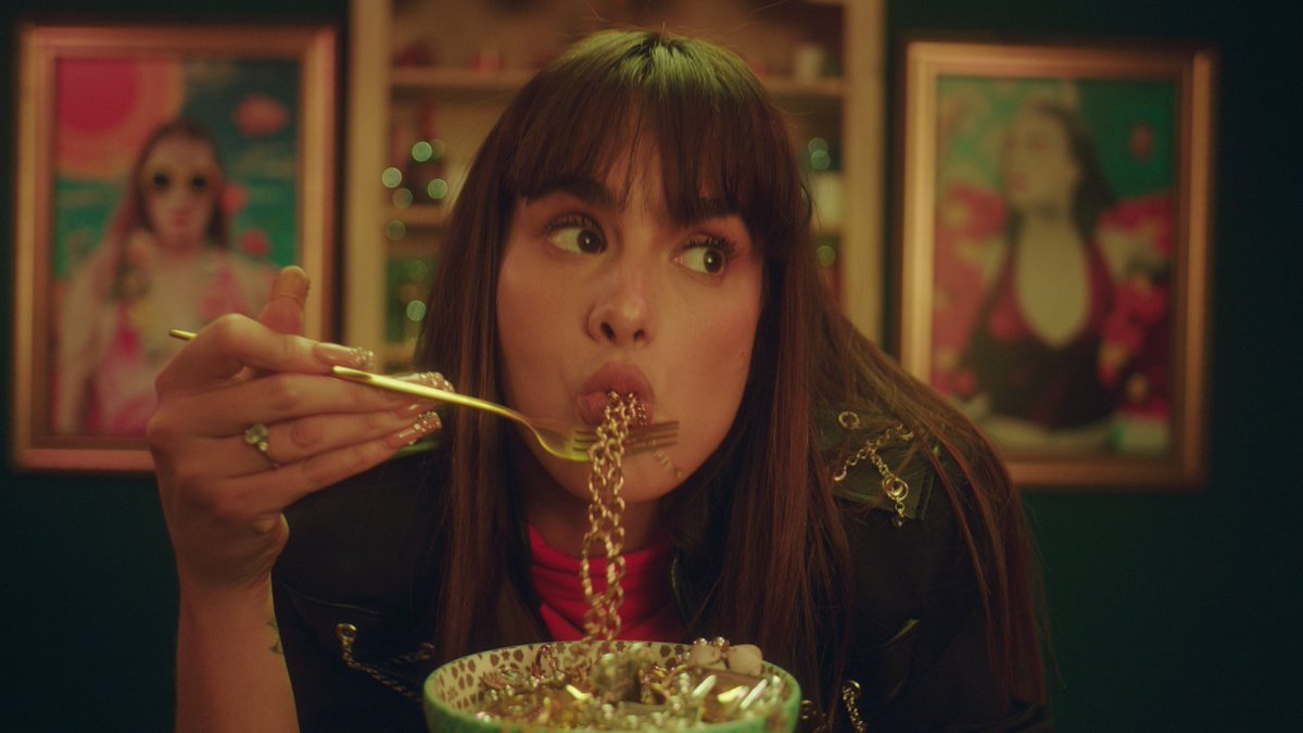 ¡Atención, Curitas!

A las 7:30 PM (hora CDMX), se estrenará el nuevo vídeo y canción de Gala: "Riesgos". 

Tenemos una cita con Gala mañana a las 7:30 PM. ❤️‍🩹

Recuerda activar las notificaciones en el canal de YouTube de Gala para ser de las primeras personas en ver el vídeo.