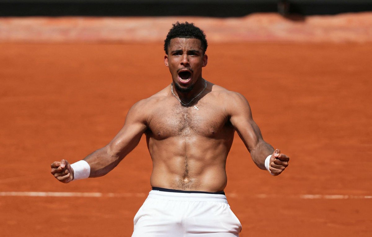 TennisHotSpot's tweet photo. Serving Fils 🇫🇷😎🔥
#RolandGarros 
#TennisHotSpot #Fils https://t.co/Y6BhPpquyr