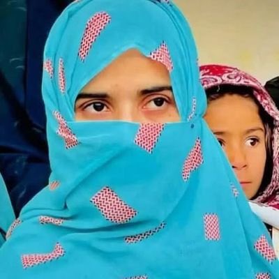 Durbibi6's tweet photo. آئی ایس پی آر سمیت ان کی تمام تر مشینری کو صبیحہ کی آنکھیں کافی ہیں۔ 

ظالموں نے صبیحہ کو جھکانے کی خاطر اس کے ابا کو اغوا نما گرفتار کیا۔ صبیحہ نظریے کی مالک ہے، اس نے یہ کہہ کر ریاستی تمام بیانیے کو ملیامیٹ کردیا؛ 

یہ قانون نافذ کرنا نہیں، یہ سیاسی بلیک میلنگ ہے۔
جب ریاست کسی آواز کو خاموش کرنے میں ناکام ہو جاتی ہے، تو وہ اس کی سزا خون کے رشتوں کو دیتی ہے۔
میرے والد اور میرے خاندان کو میری سیاسی جدوجہد کی وجہ سے بارہا ہراساں کیا گیا ہے۔
لیکن فاشزم یہ بھول جاتا ہے: خیالات اُن گھروں میں نہیں رہتے جن پر چھاپے مارے جا سکتے ہیں —
خیالات اُن دلوں میں بستے ہیں جو جھکنے سے انکار کرتے ہیں۔

ہم خاموش نہیں ہوں گے۔ 

لاجواب،  قابل اور نڈر 
دی صبیحہ