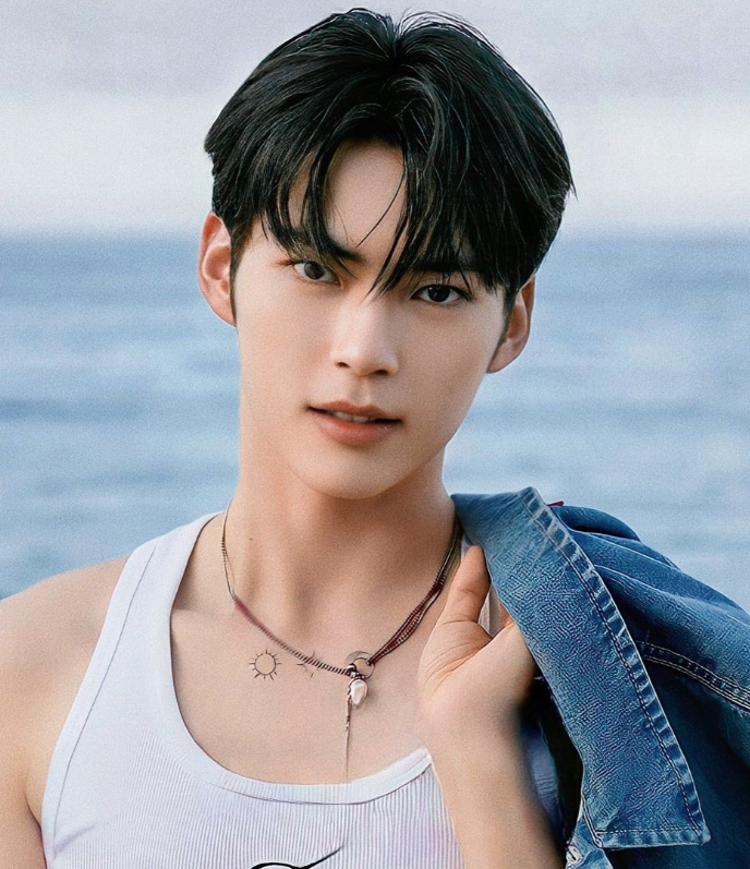 AboutMusicYT's tweet photo. Happy 24th birthday to the talented Sung Hanbin of ZEROBASEONE! https://t.co/b7qIG1glf9