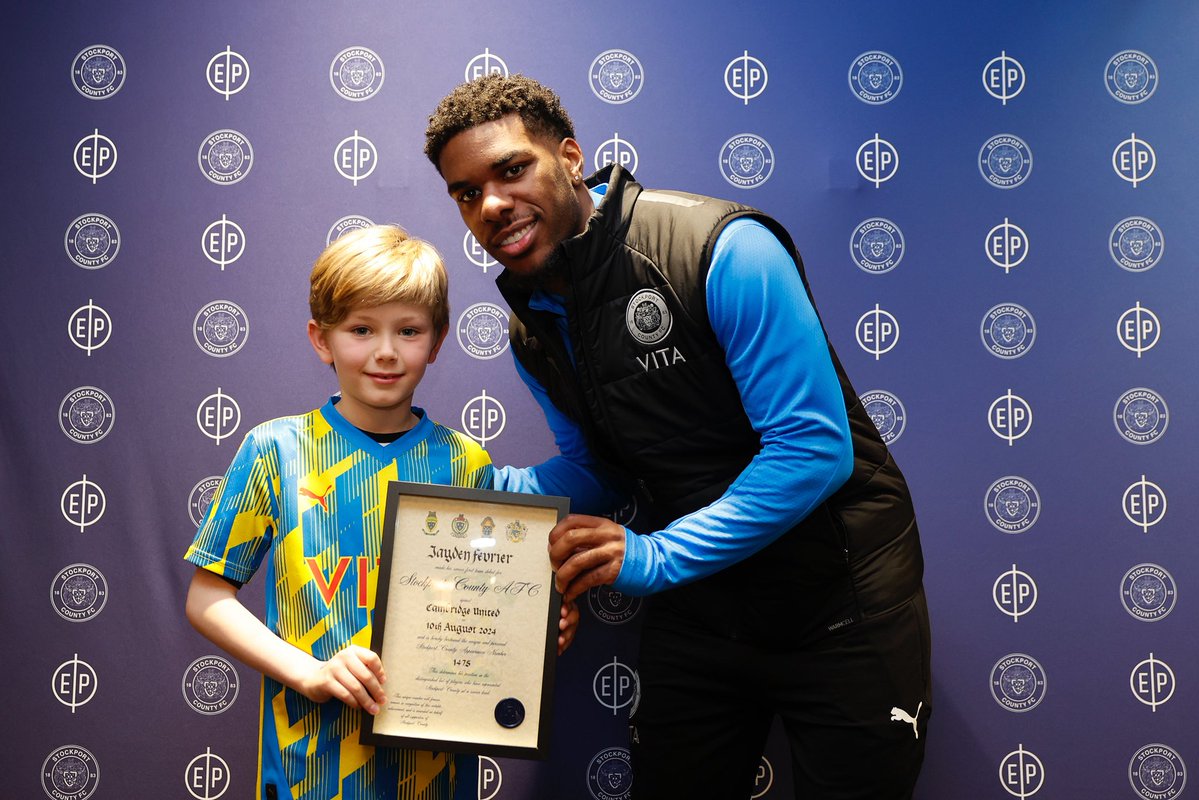 Jayden Fevrier(1475) receives his certificate from Grayson at Edgeley Park. 26/04/25. #stockportcounty