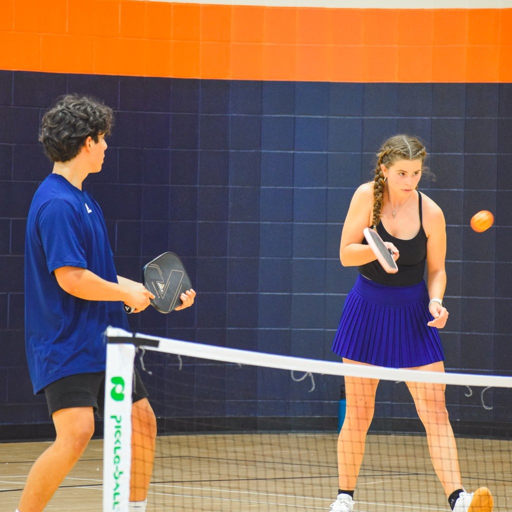 UTSARec's tweet image. Enjoy the summer with 3v3 Basketball 🏀 and Pickleball 🥒🎾 Intramurals! The registration deadline is 6/4, so don't miss your chance to play and sign up NOW at imleagues.com/utsa ! #UTSA #UTSARec