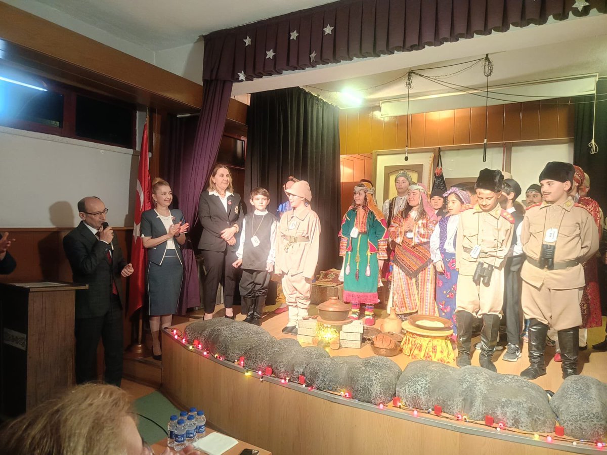 Şehit Mehmet Bora Tayfur İlkokulunda,sahnelenen “Vatan Sağ Olsun” adlı tiyatro oyununa Kaymakamımız Sayın Tahsin Kurtbeyoğlu, Sayıştay Hâkimi Sayın Davut Karataş, Şube Müdürümüz Sayın Dr. Ayşegül Çağlar ve Emniyet Mahallesi Muhtarı Sayın Tuncay Hanlı katılım sağladı.