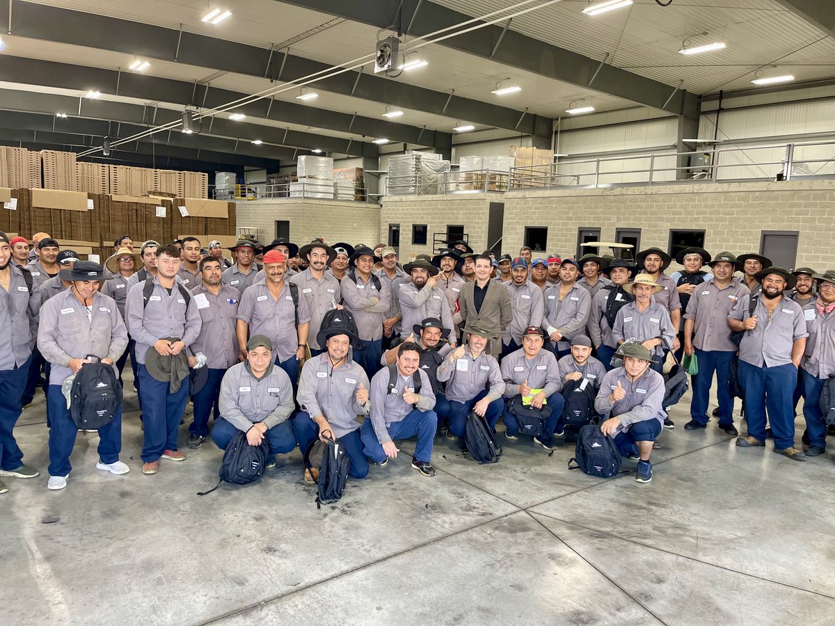 TeaMWork Project (@teamworkmwsp) on Twitter photo Hoy, el Proyecto TeaMWork pudo unirse al Consulado de México para conectarse en la granja con Trabajadores Extranjeros Temporales. ¡Gracias al Consulado de México (<a href="/ConsulMexLea/">Consulado de México en Leamington, Ontario, Canadá</a>) por la invitación!
Tuvimos el privilegio de hablar con casi cien trabajadores en Canadá bajo el Hoy, el Proyecto TeaMWork pudo unirse al Consulado de México para conectarse en la granja con Trabajadores Extranjeros Temporales. ¡Gracias al Consulado de México (<a href="/ConsulMexLea/">Consulado de México en Leamington, Ontario, Canadá</a>) por la invitación!
Tuvimos el privilegio de hablar con casi cien trabajadores en Canadá bajo el