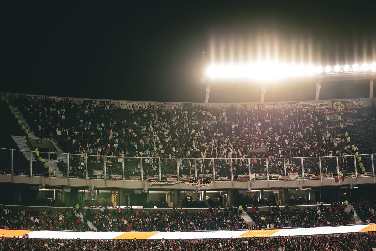 Universitario's tweet photo. 𝗛𝗔𝗖𝗜𝗘𝗡𝗗𝗢 𝗛𝗜𝗦𝗧𝗢𝗥𝗜𝗔 𝗝Ⓤ𝗡𝗧𝗢𝗦 🫶😍

¡La mejor hinchada del Perú y del mundo!

#UnaGarraCopera https://t.co/OEBtgX6jz4