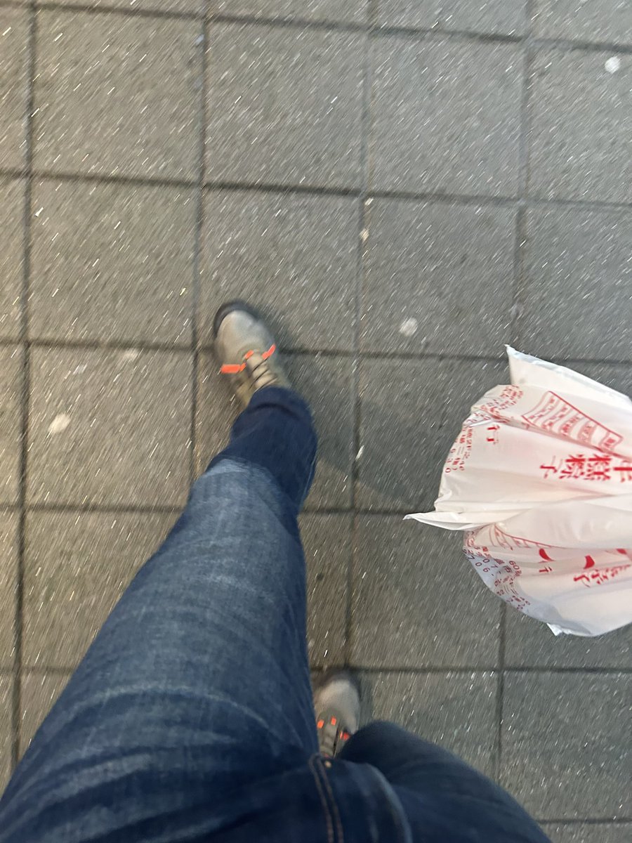 在潮濕的天氣裡
腳穿防潑水的靴
手上拎著潮州粽

算不算是一種在端午節前夕很潮的生活日常？？？

最簡單的內餡
最美好的味道

肉+糯米

#四喜家鄉粽