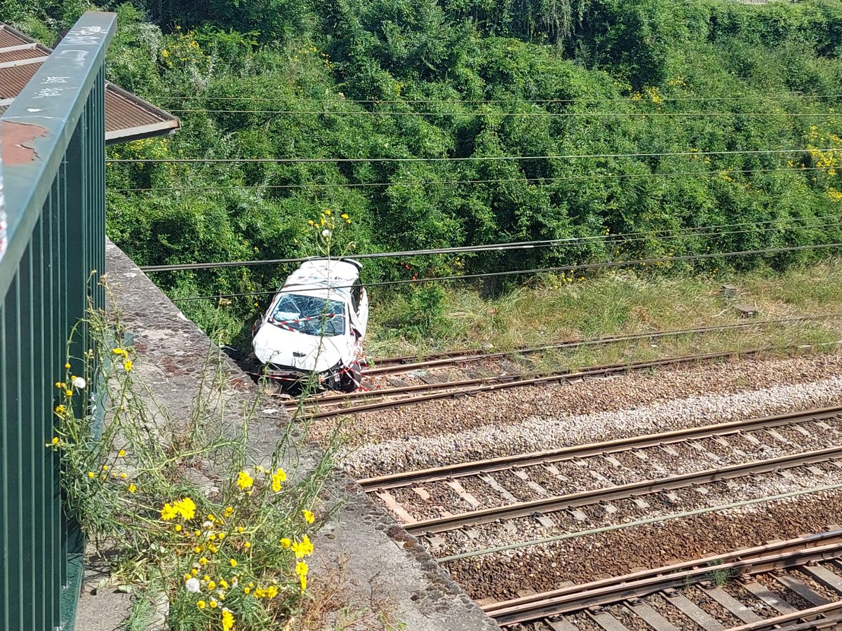 Nanterre : sa voiture chute sur les voies ferrées après avoir raté un virage

>> defense-92.fr/?p=83736