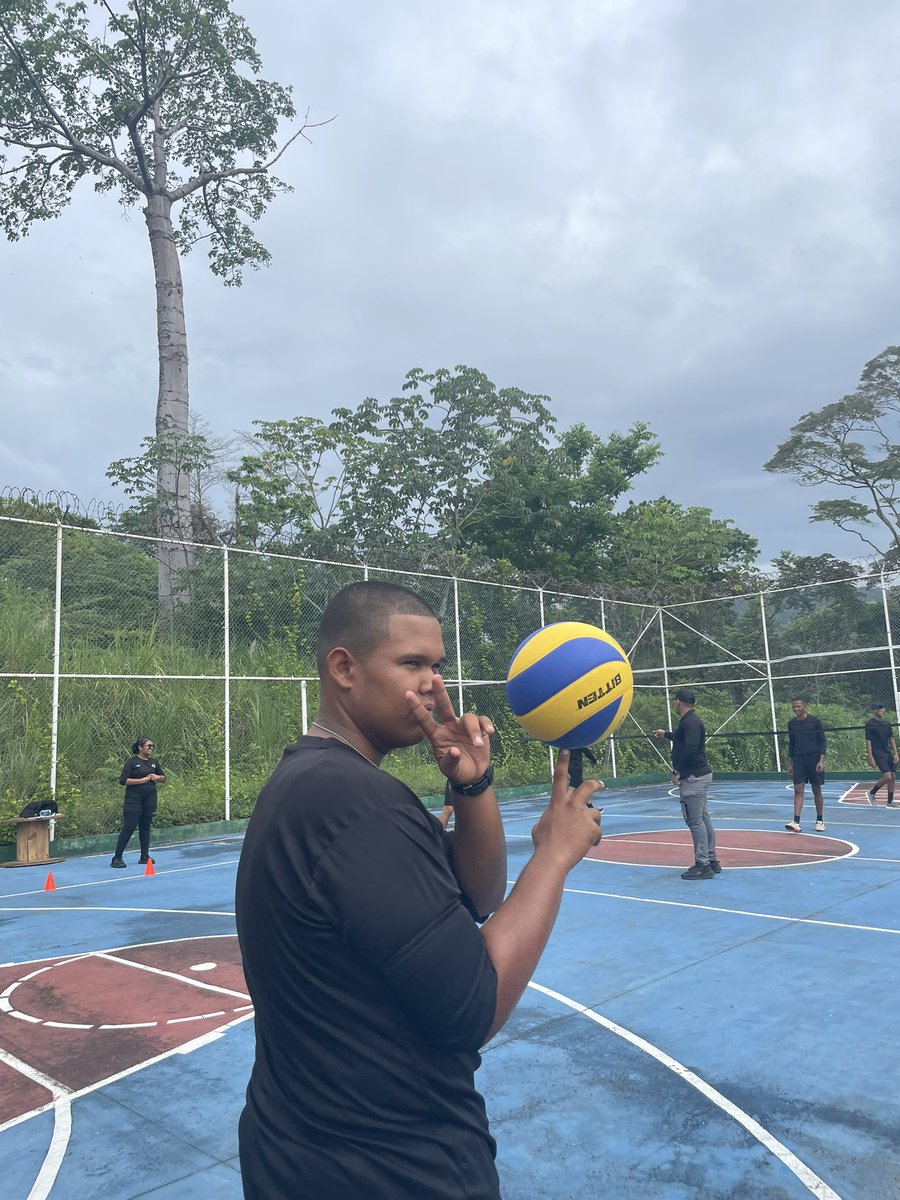 Visitamos la Academia Internado El Buen Camino, donde compartimos una jornada de energía, aprendizaje y valores. Realizamos actividades deportivas como voleibol y flag fútbol, además de un divertido taller de baile, que promovió el la creatividad y el trabajo en equipo.