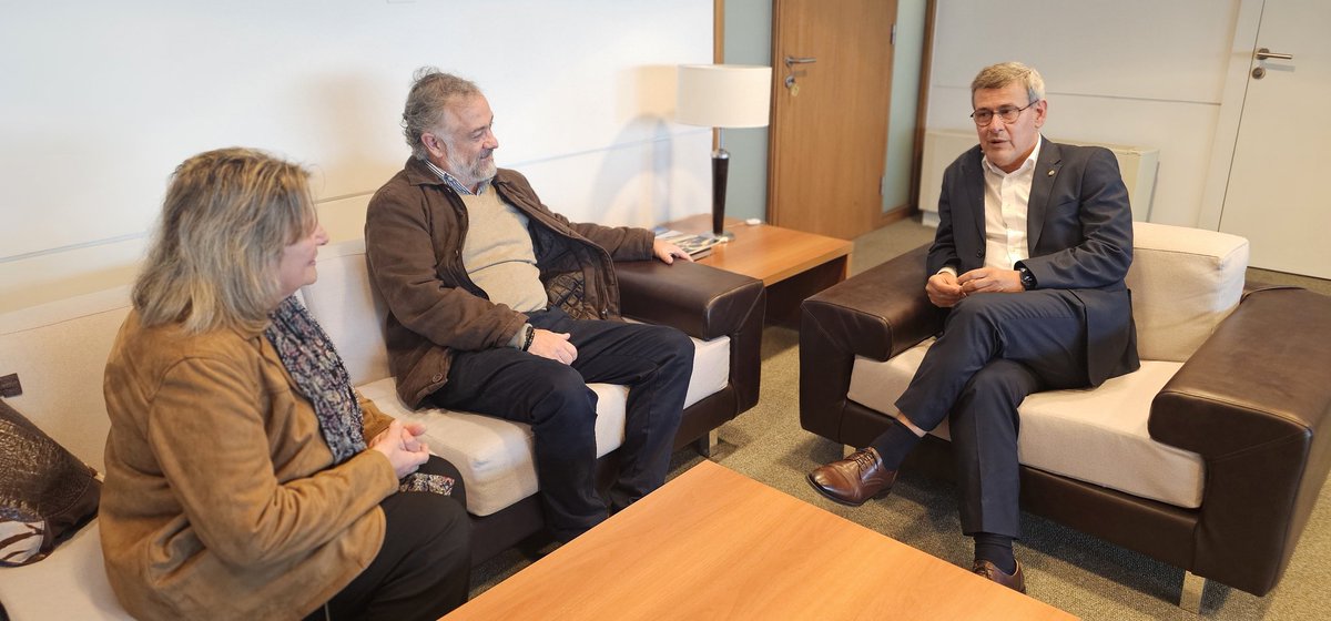 Graciela Barrera (@gbarrera609) on Twitter photo En un día de apretada agenda, junto a <a href="/pablointhamouss/">Pablo Inthamoussu</a> mantuvimos una reunión en Torre Ejecutiva con el prosecretario de Presidencia, Dr. Jorge Díaz. Conversamos sobre justicia terapéutica y medidas alternativas a la prisión como ejes a incorporar en la reforma del proceso penal. En un día de apretada agenda, junto a <a href="/pablointhamouss/">Pablo Inthamoussu</a> mantuvimos una reunión en Torre Ejecutiva con el prosecretario de Presidencia, Dr. Jorge Díaz. Conversamos sobre justicia terapéutica y medidas alternativas a la prisión como ejes a incorporar en la reforma del proceso penal.