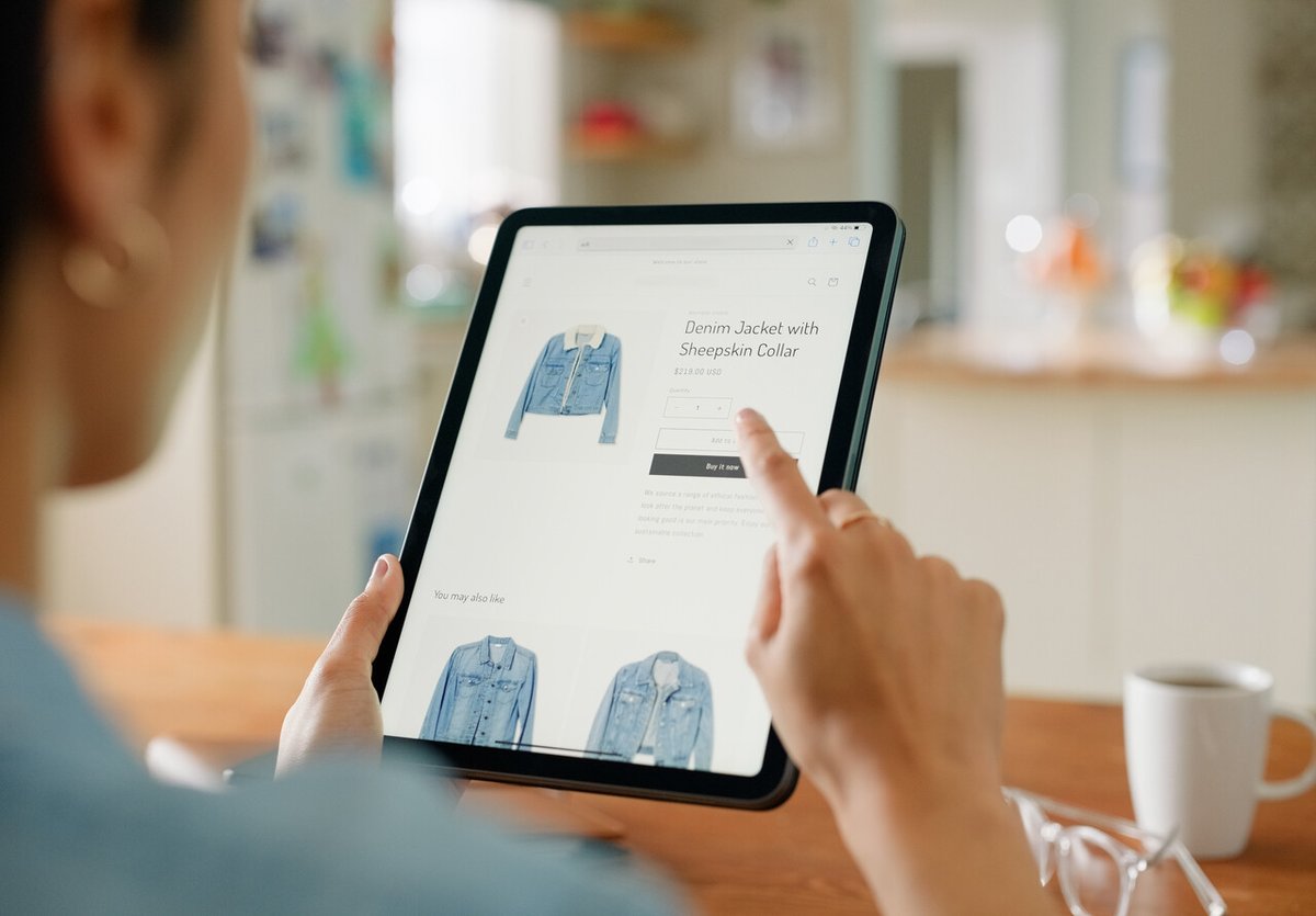 eMarketer's tweet photo. Retail media will reach $60.81 billion in 2025—adding more new dollars than Meta and Alphabet combined. In this interview, @Tinuiti's Elizabeth Marsten lays out how to prove incremental sales, pick smarter tools, and keep measurement future-ready: https://t.co/CWeMFrPLna
#iROAS https://t.co/UYRknpEDYj