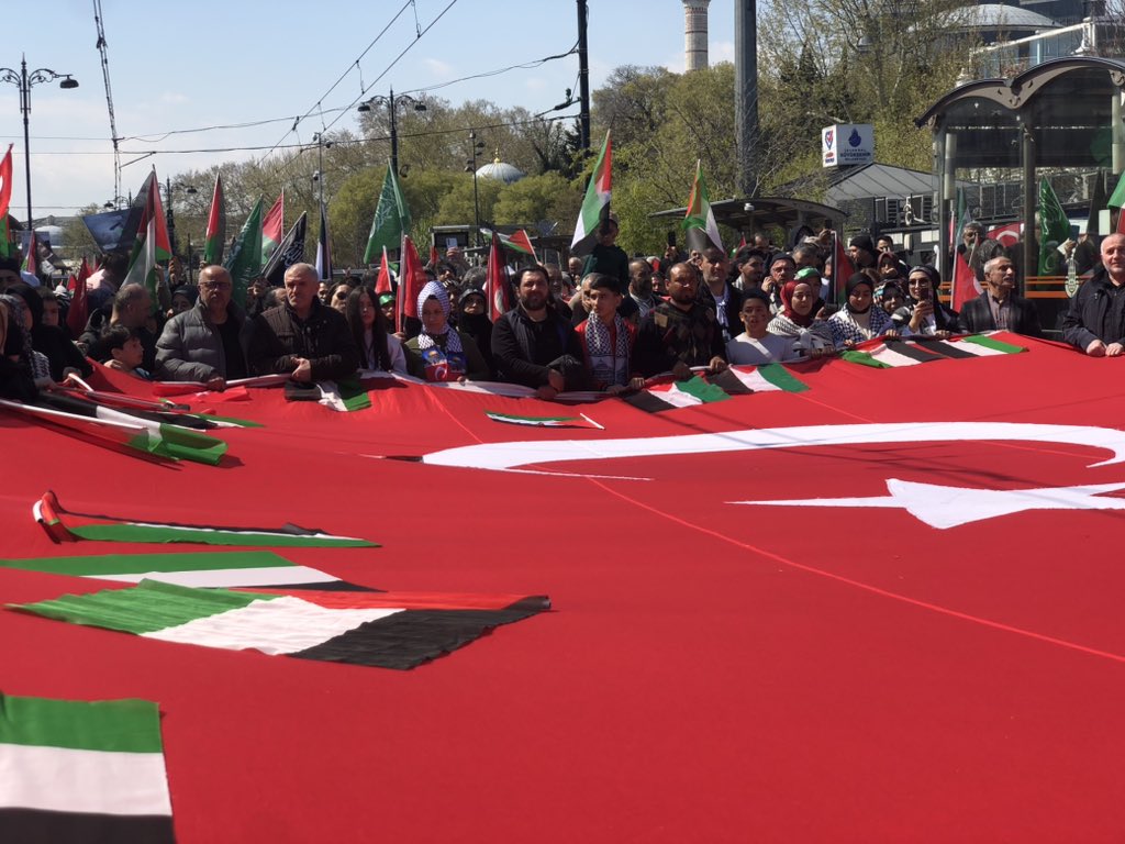 Müslüman; Bütün imkansızlıklara rağmen; vatanı ve mukaddesatı uğruna siyonist zalimlere ve işbirlikçilerine karşı destansı bir mücadele veren Gazzeli kardeşlerimiz başta olmak üzere daima mazlumun ve mağdurun yanında olmalıdır. Hayırlı Cumalar 🤲