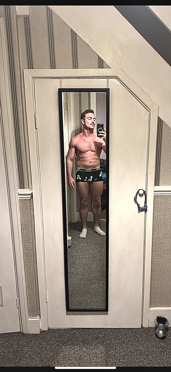 The mirror is giving slimming… #Fitcheck