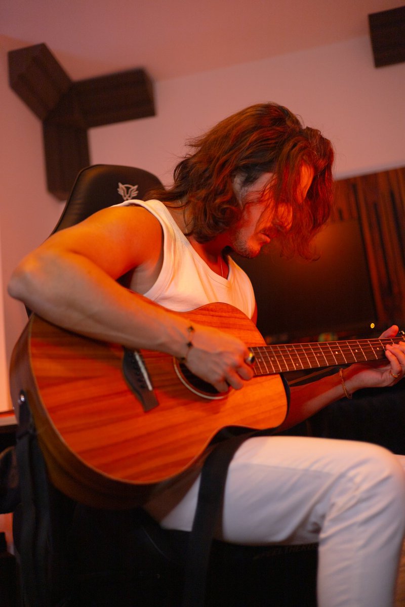 Luces rojas, cuerdas tensas, voz en llamas. Esto no es solo un cover. Es una combustión emocional.