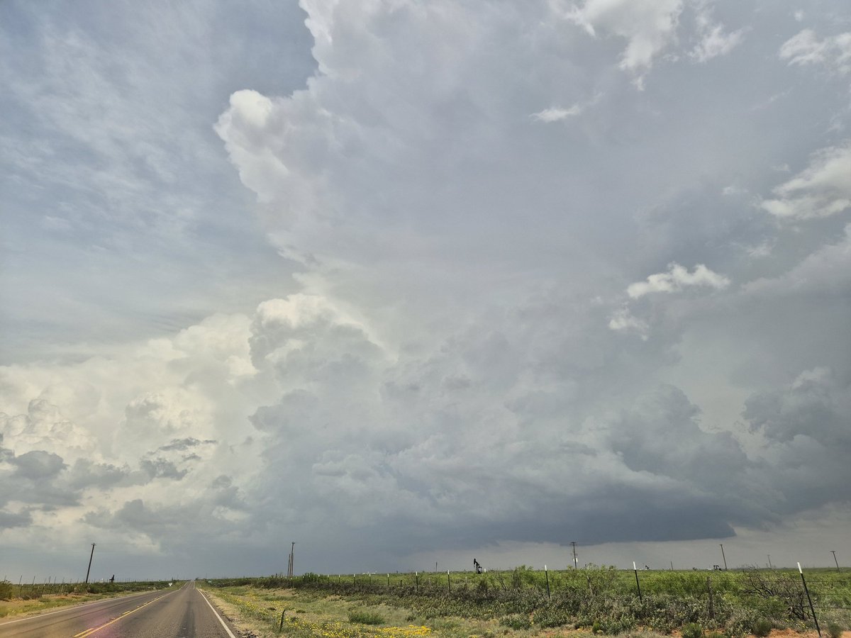 Thunderstorm is building up at Levellland Tx. #txwx looking more healthier by the minute. #stormchasing