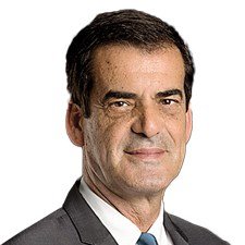 Hoje é um dia que eu sinto vergonha de alguma vez ter apoiado este senhor! Traiu o povo portuense quando permitiu que fossem entregues duas mesquitas na cidade invicta a muçulmanos, esperei isso de lisboa, agora nunca me veio a cabeça que iria acontecer no porto, vergonha.