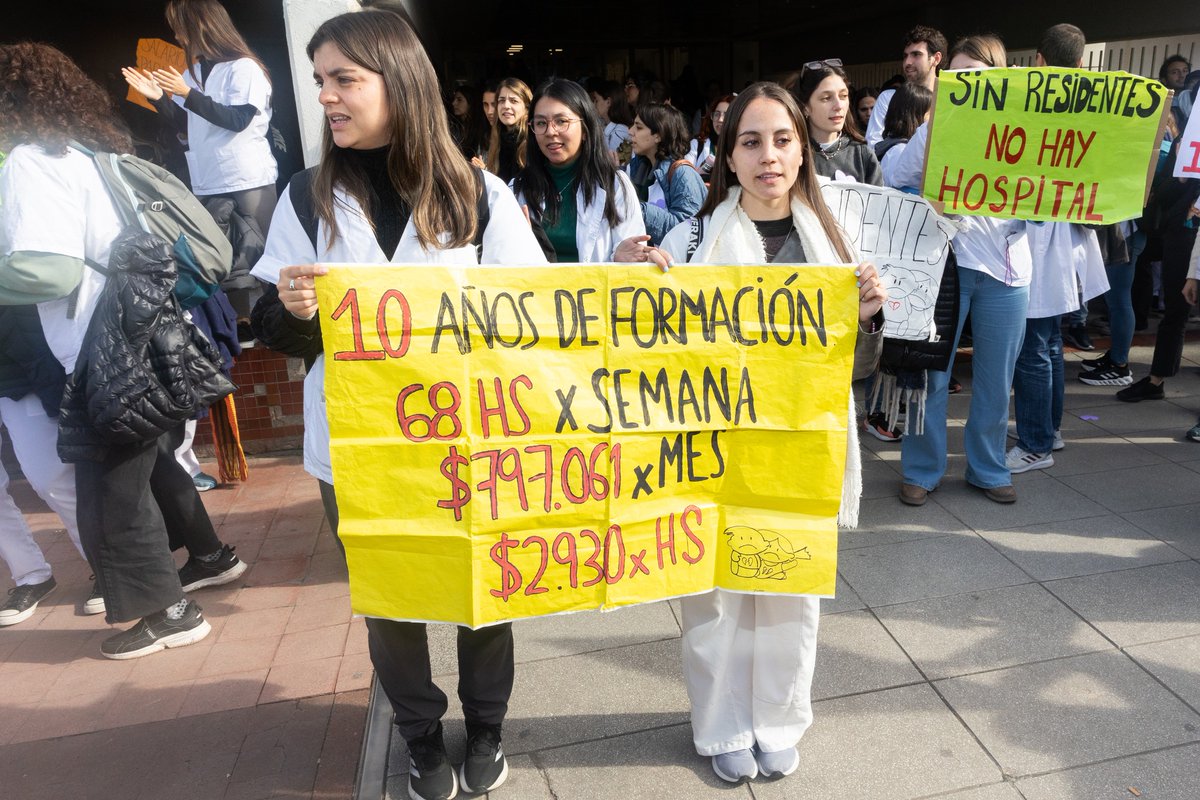 revistacitrica's tweet photo. 🧵1. Emergencia en el Garrahan 🏥
El hospital pediátrico más importante del país está en crisis. Desde 2024, ya se fueron 170 profesionales. Médicos, residentes y especialistas formados en este centro de excelencia buscan otros horizontes. https://t.co/SPqI58jUKo